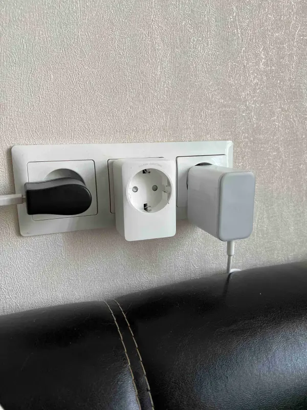 Kompakter smarter Stecker in einer Wandsteckdose